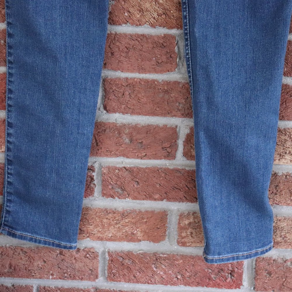 Hollister Women's Skinny Jeans in Medium Blue Denim - Picture 8 of 15